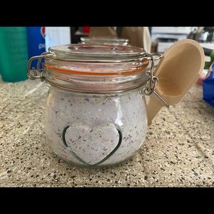 Laundry detergent 21.15 ounces